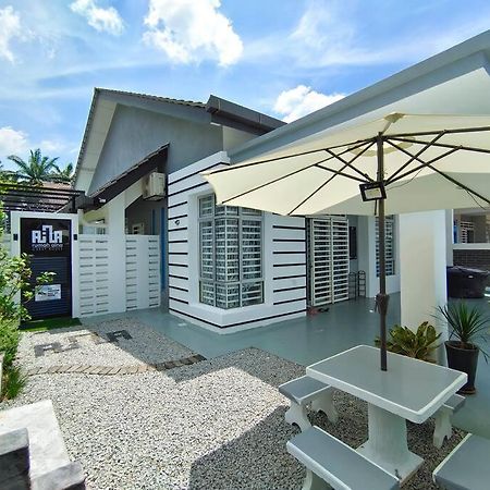 Rumah Aina Homestay Bukit Changgang Private Pool Kampong Melot Exterior foto