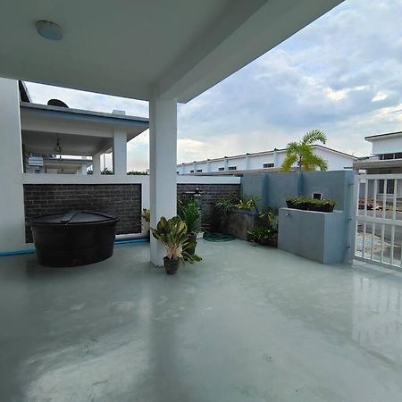 Rumah Aina Homestay Bukit Changgang Private Pool Kampong Melot Exterior foto