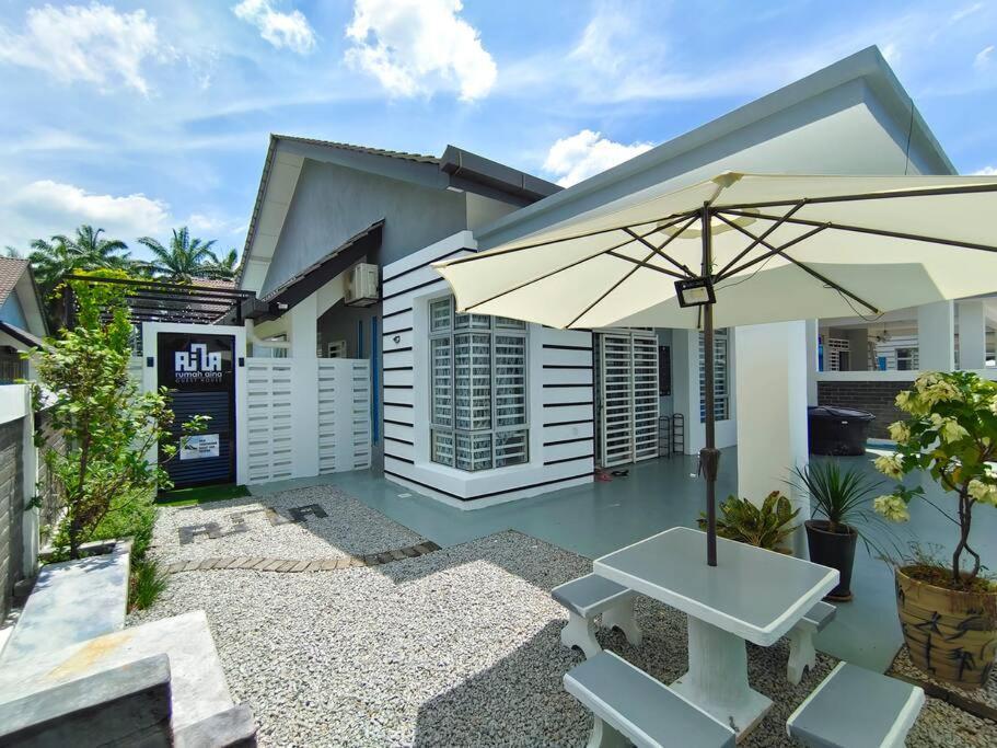 Rumah Aina Homestay Bukit Changgang Private Pool Kampong Melot Exterior foto