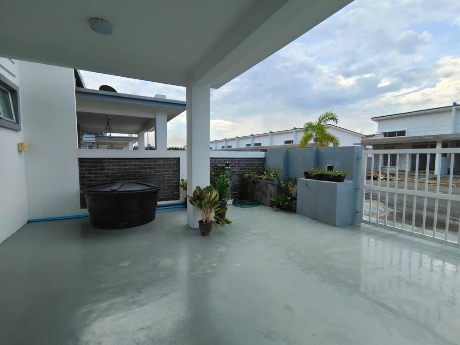Rumah Aina Homestay Bukit Changgang Private Pool Kampong Melot Exterior foto