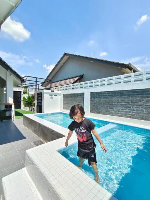 Rumah Aina Homestay Bukit Changgang Private Pool Kampong Melot Exterior foto