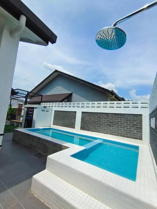 Rumah Aina Homestay Bukit Changgang Private Pool Kampong Melot Exterior foto