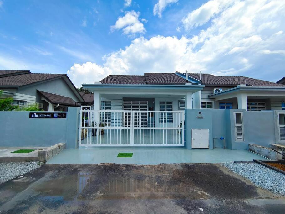 Rumah Aina Homestay Bukit Changgang Private Pool Kampong Melot Exterior foto