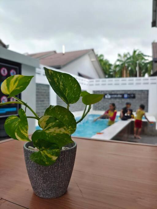 Rumah Aina Homestay Bukit Changgang Private Pool Kampong Melot Exterior foto